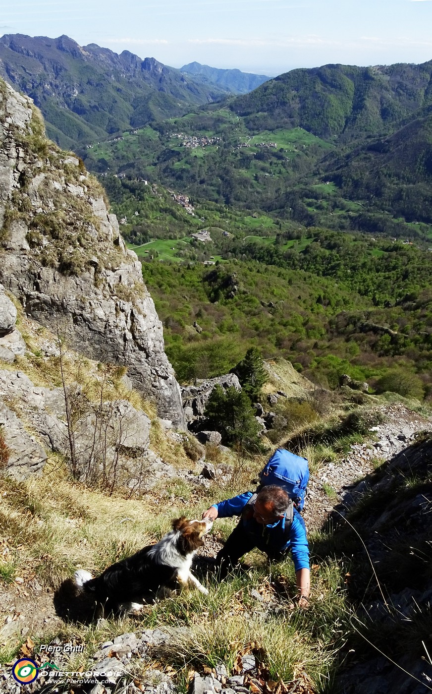 33 Il panorama si allarga su Val Taleggio e i suoi monti.JPG -                                